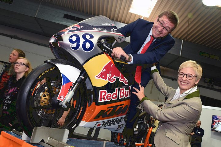 Markus Achleitner auf einem Motorrad von Red Bull mit Doris Hummer an der Seite