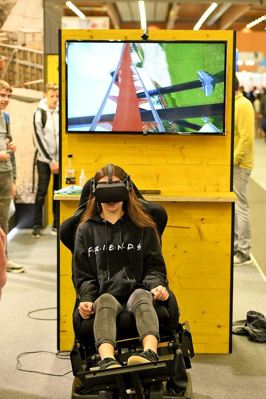 Junges Mädchen erlebt eine Achterbahn mit einer virtual Reality Brille