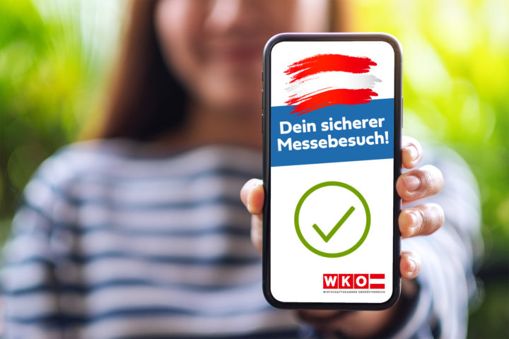 Mädchen hält Smartphone mit dem Text 