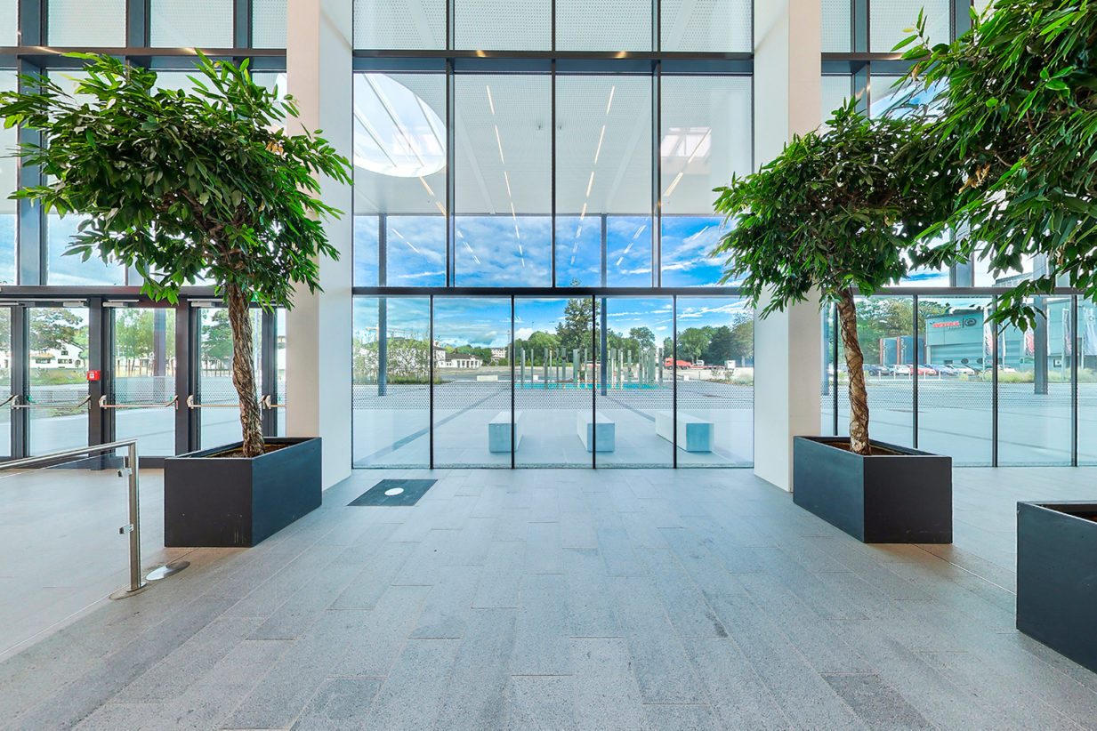 Foyer des Messezentrums Wels mit Verglasung, Aussicht auf Vorplatz