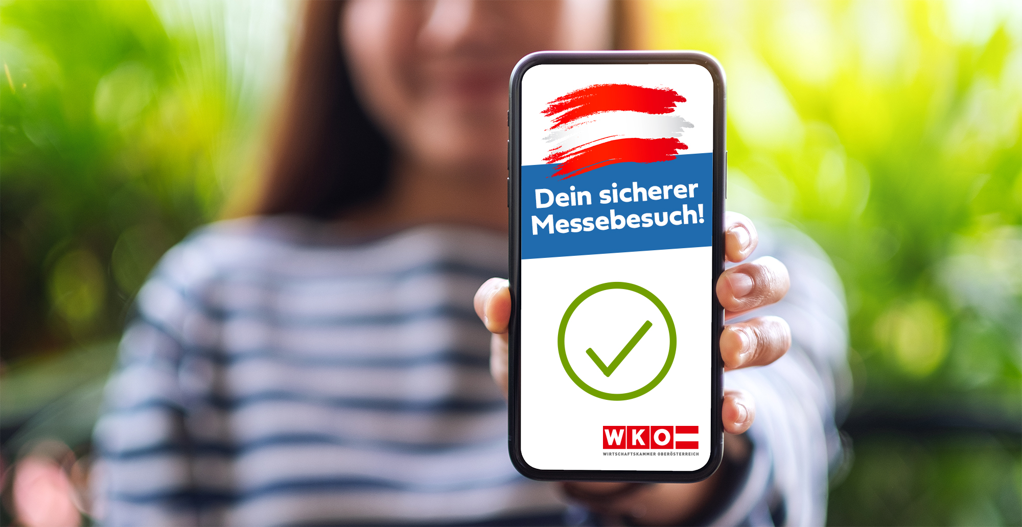 Mädchen hält Smartphone mit dem Text 