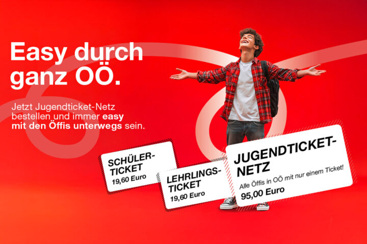 Begeisterter Schüler mit Jugendticket-Werbung des OÖVV für Schüler:innen-, Lehrlings- und Jugendnetz-Tickets