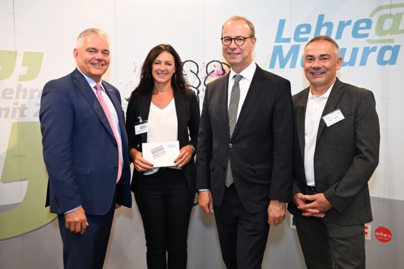 Gruppenfoto bei einem Messestand