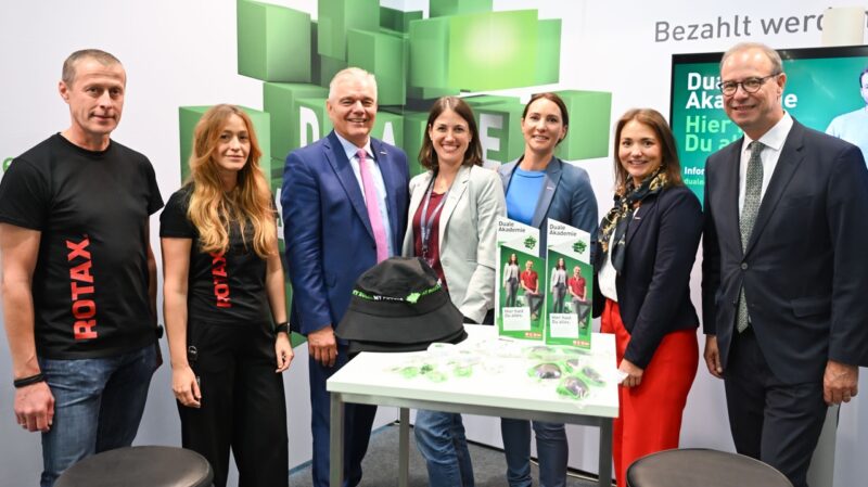 Gruppenfoto bei Messestand der Dualen Akademie