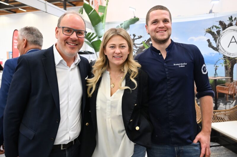 Gruppenfoto mit Ausstellern und Teilnehmenden in der Messehalle