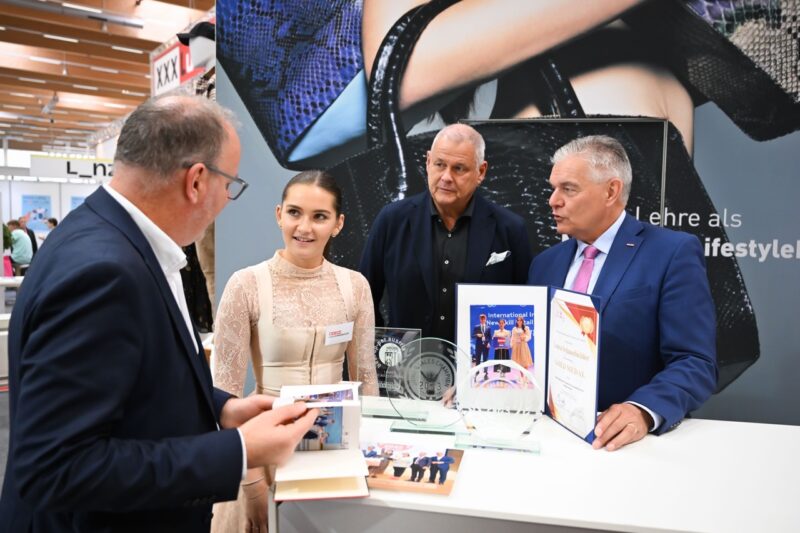 Gespräch an einem Stand über Ausbildung und Berufsmöglichkeiten