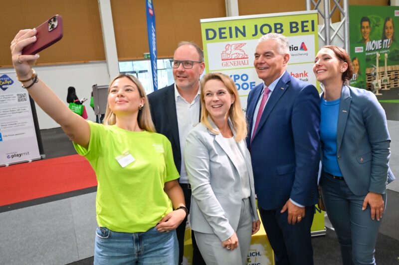 Gruppe macht Selfie an Messestand