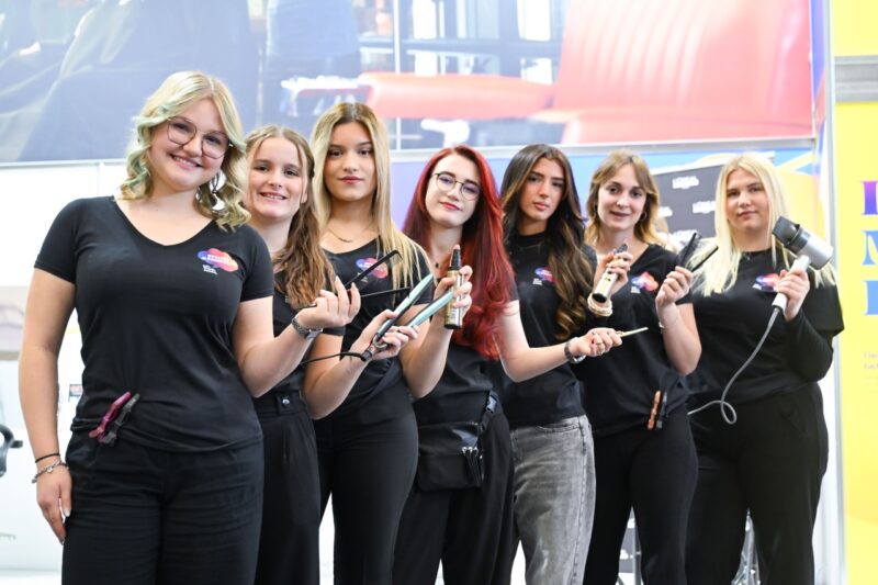 Gruppe junger Mädchen posieren mit Werkzeugen für Foto