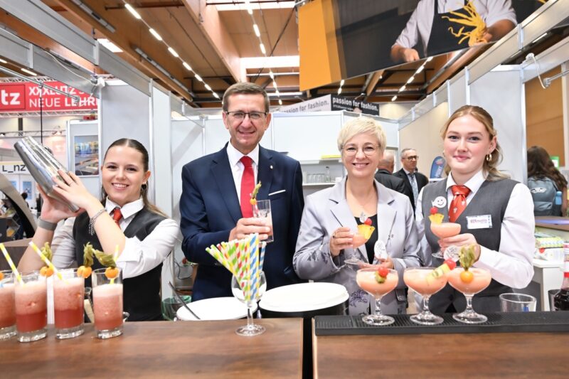 Landesrat Markus Achleitner und WKOÖ-Präsidentin Doris Hummer probieren Cocktails bei Messestand