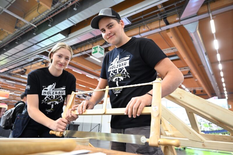 Jugendliche arbeiten an Holz-Werkstück