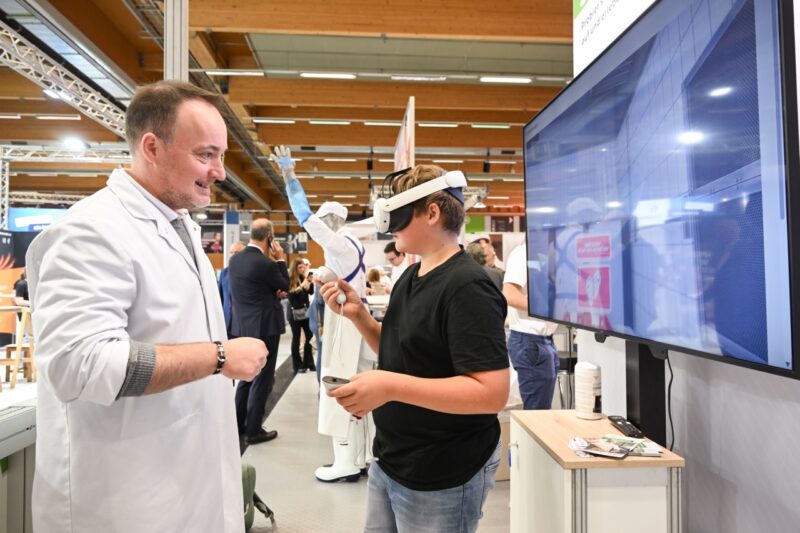 Besucher testen interaktive Station bei der Berufsmesse