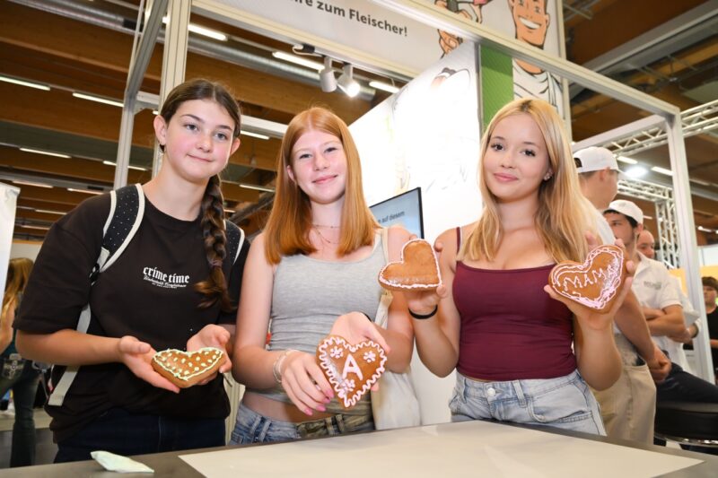 Jugendliche zeigen handwerkliche Arbeiten aus Lebkuchen