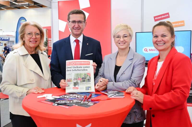 Landesrat Markus Achleitner und WKOÖ-Präsidentin Doris Hummer gemeinsam mit Ausstellerinnen