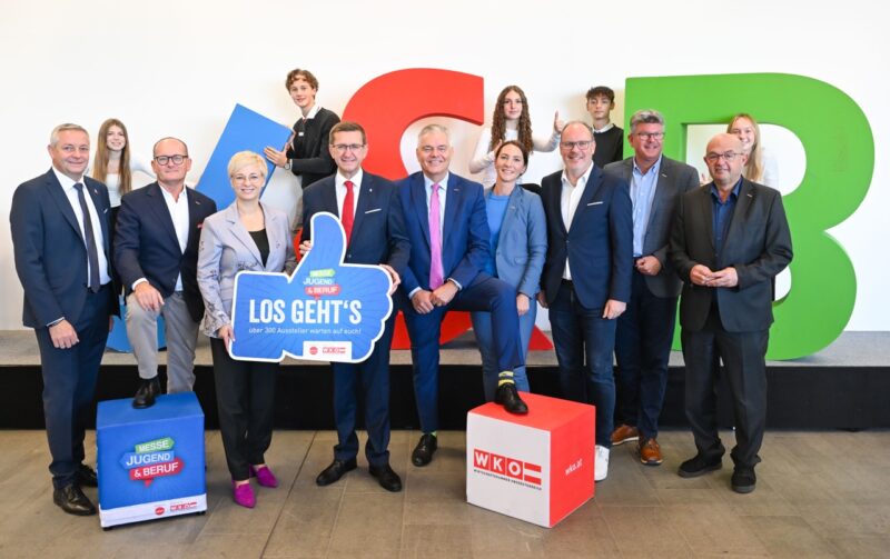 Gruppe mit Schild bei Gesamtfoto