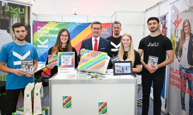 Gruppe präsentiert bunte Messeprodukte am Stand