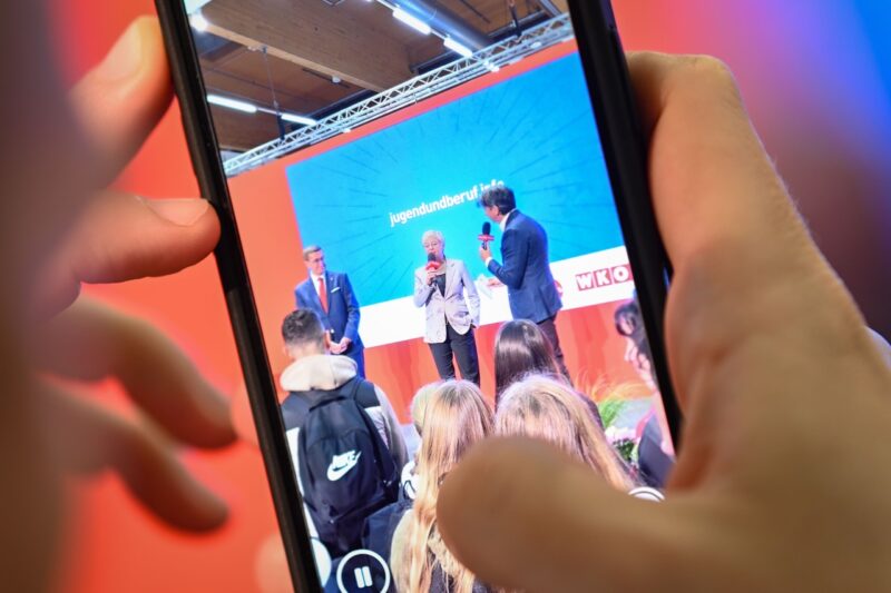 Fotoaufnahme mit Handy bei Eröffnung