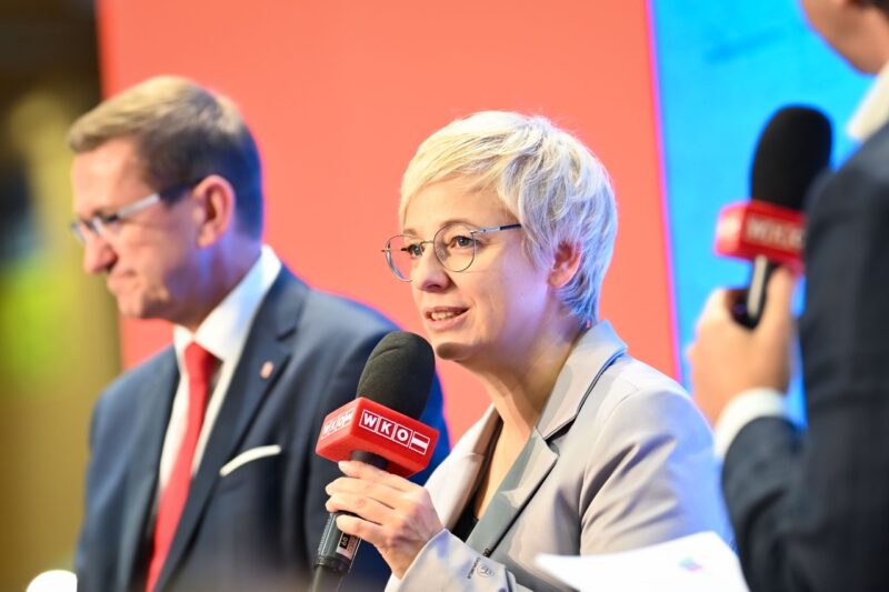 WKOÖ-Präsidentin Doris Hummer spricht auf Bühne