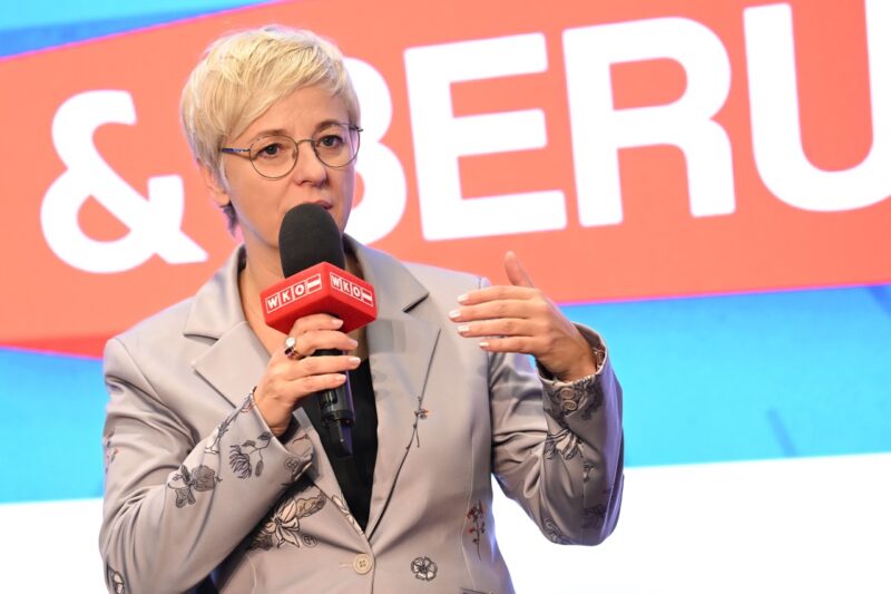 WKOÖ-Präsidentin Doris Hummer bei Präsentation auf Bühne