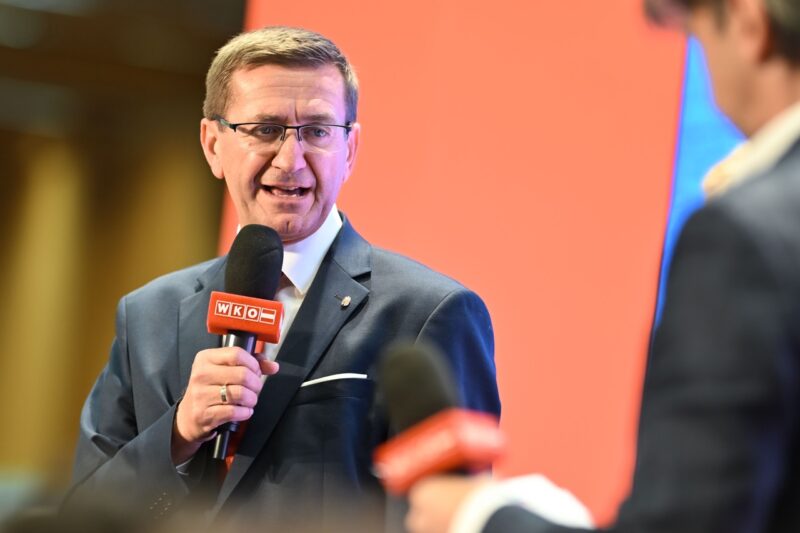 Landesrat Markus Achleitner bei Vortrag auf Bühne