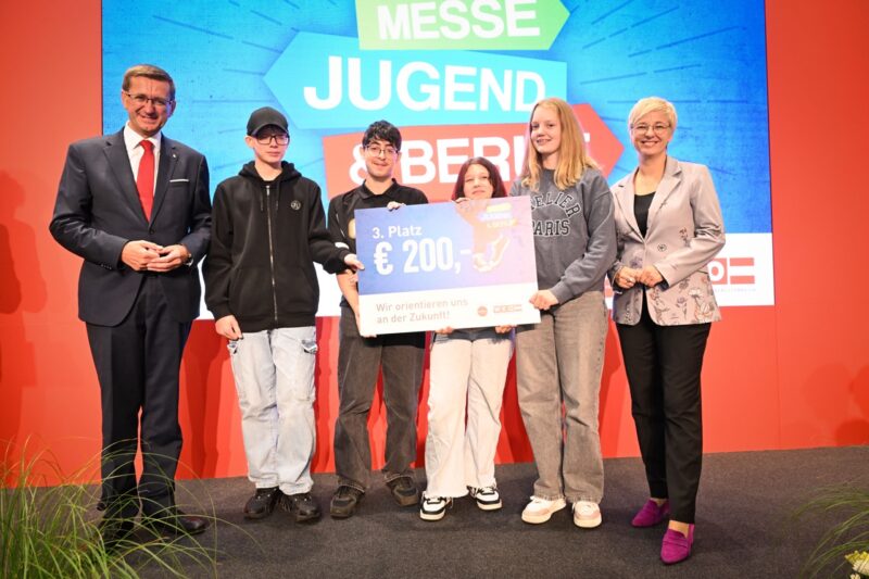 Verleihung eines Gewinnschecks an Gruppe von Jugendlichen