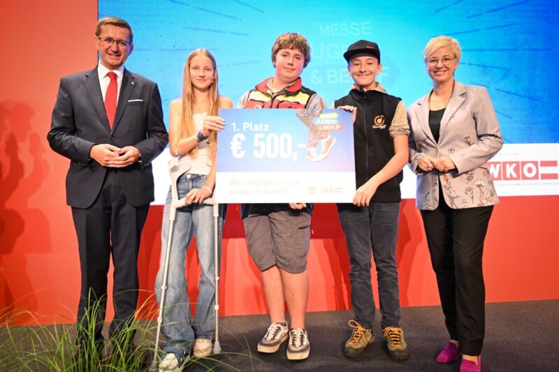 Übergabe eines Gewinnschecks