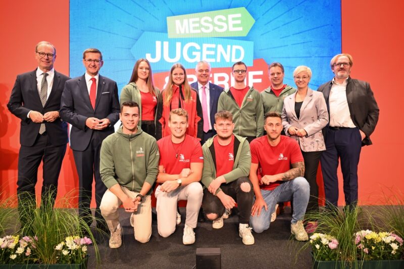 Gruppenfoto mit Gewinnerinnen der Skills Austria