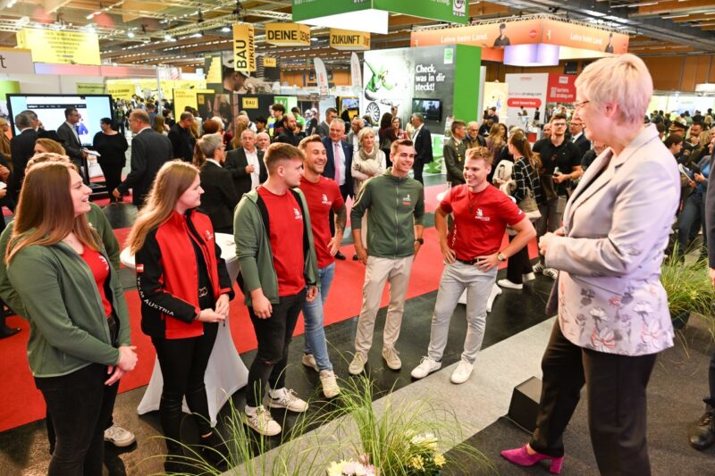 Doris Hummer und Teilnehmer der Skills Austria