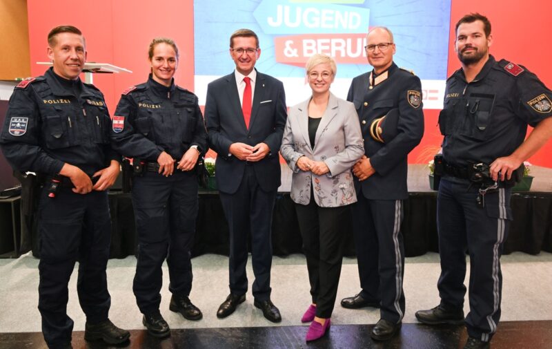 Landesrat Markus Achleitner und WKOÖ-Präsidentin Doris Hummer mit Vertretern der Polizei