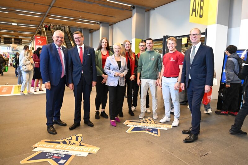 Gruppenfoto mit Teilnehmer und Gewinner der Skills Austria