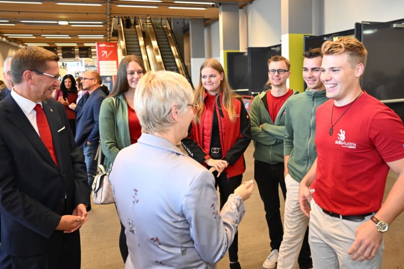 Doris Hummer im Gespräch mit Skills-Teilnehmer:innen