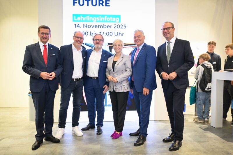 Gruppenfoto mit Team eines Unternehmens am Messestand