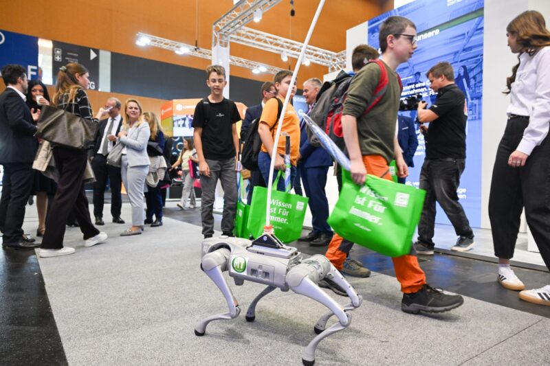 Besuchende beobachten Roboter-Vorführung auf der Messe