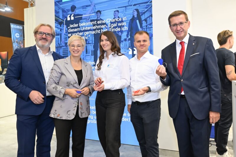 Gruppenfoto mit Landesrat Markus Achleitner und WKOÖ-Präsidentin Doris Hummer bei einem Messestand