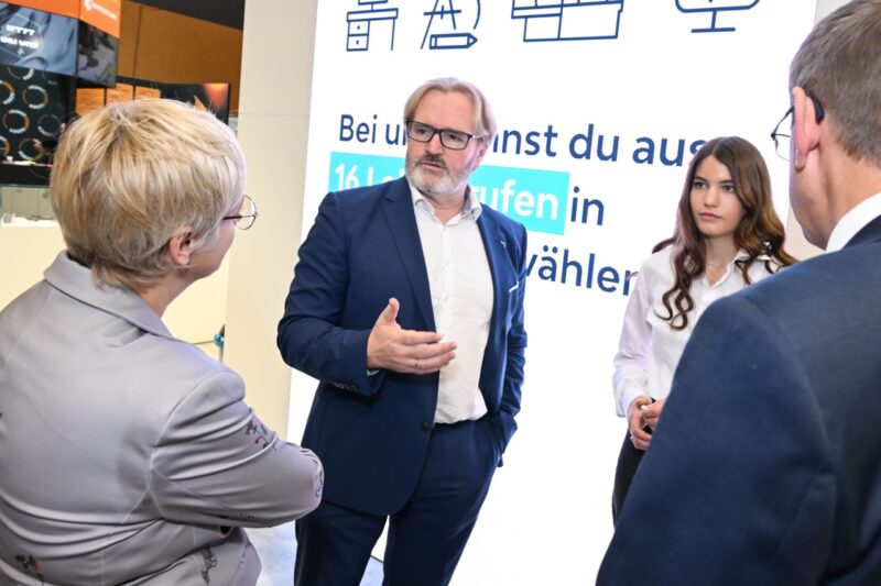 Offizieller Rundgang mit Vertreterinnen und Vertretern der Wirtschaft