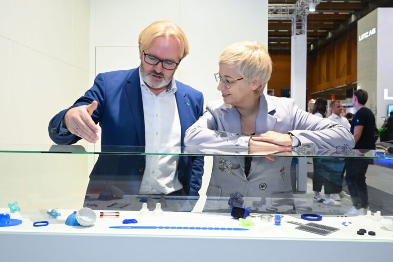 WKOÖ-Präsidentin Doris Hummer betrachtet interessiert einen Messestand