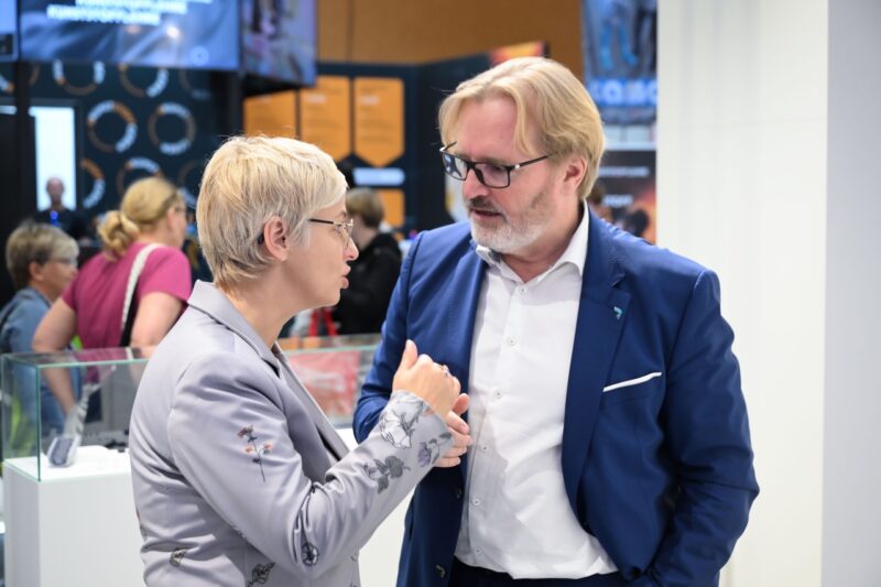 WKOÖ-Präsidentin Doris Hummer im Gespräch in der Messehalle