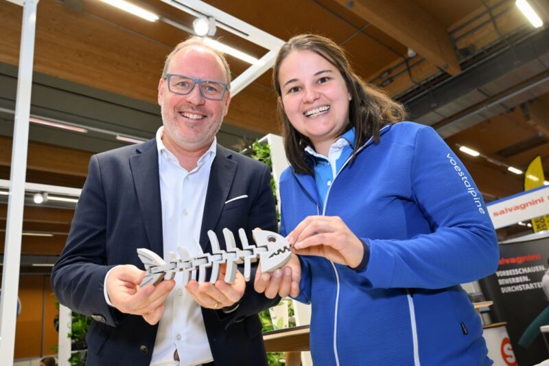 Präsentation eines Werkstücks beim Messestand der Voestalpine