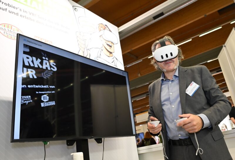 Besucher testen VR-Brillen im Technikbereich