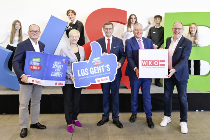 Landesrat Markus Achleitner und WKOÖ-Präsidentin Doris Hummer mit Gruppe von Jugendlichen vor den Buchstaben J und B – Jugend & Beruf 2025