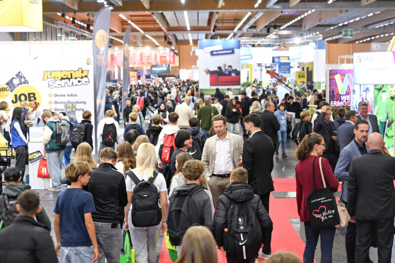 Blick in Menschenmenge bei Messe Jugend und Beruf 2025