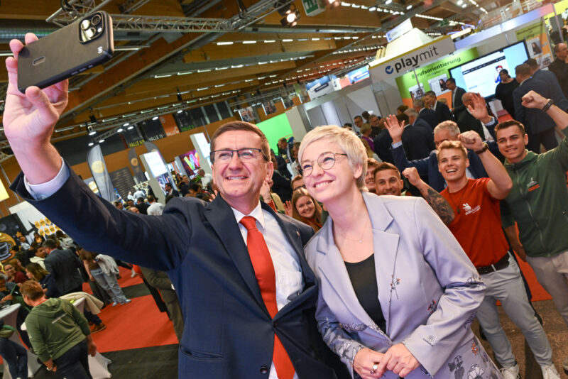 Landesrat Markus Achleitner und WKOÖ-Präsidentin Doris Hummer machen Selfie mit Skills-Teilnehmer:innen