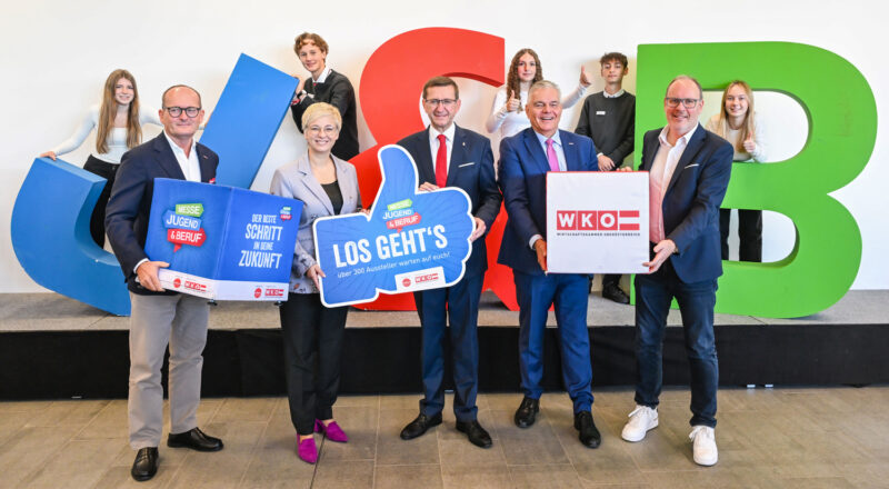 Landesrat Markus Achleitner und WKOÖ-Präsidentin Doris Hummer mit Gruppe von Jugendlichen vor den Buchstaben J und B – Jugend & Beruf 2025
