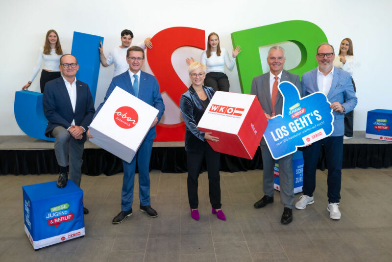 Vertreter der WKO und des Landes OÖ bei Gruppenfoto