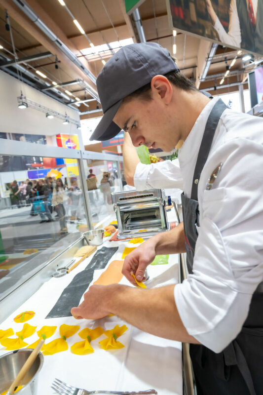 Junger Koch formt Pasta