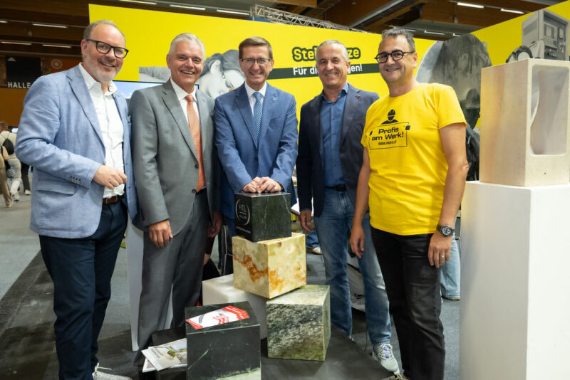 Vertreter der WKO und des Landes OÖ beim Messestand der Steinmetze
