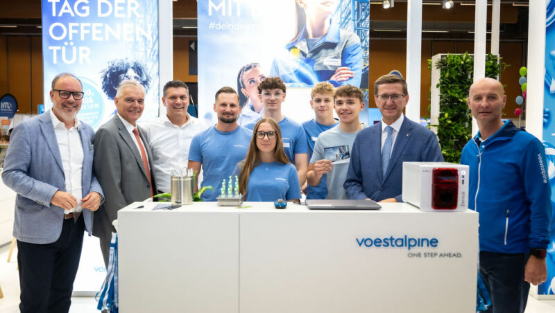 Vertreter der WKO und des Landes OÖ beim Messestand der voeastalpine