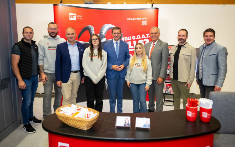 Vertreter der WKO und des Landes OÖ bei Messestand mit Aussteller:innen