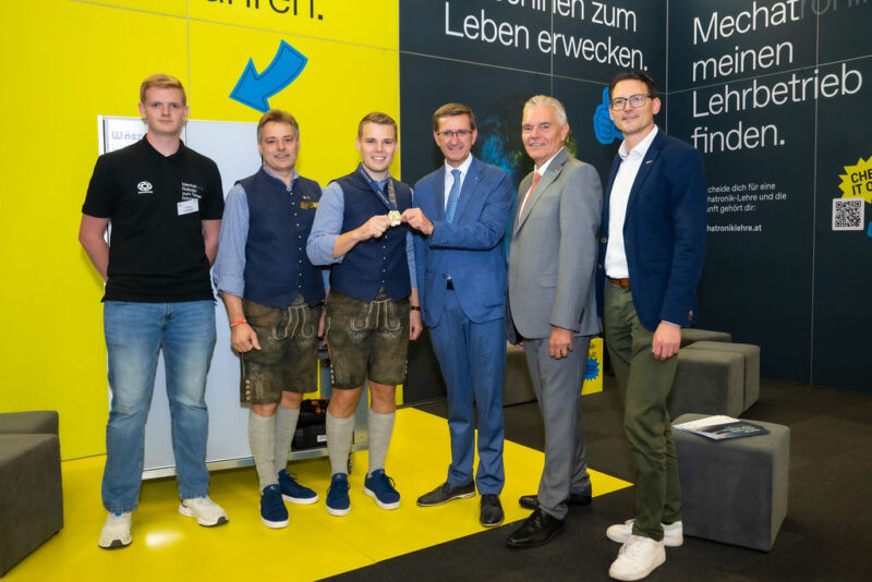 Vertreter der WKO und des Landes OÖ mit Jonas Danninger bei Messestand der Mechatroniker:innen