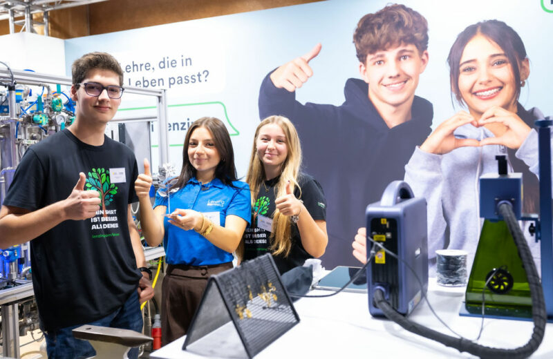 Motivierte Aussteller:innen bei Messestand