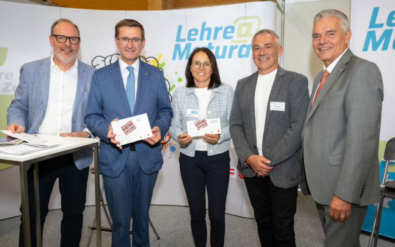Vertreter der WKO und des Landes OÖ bei Messestand
